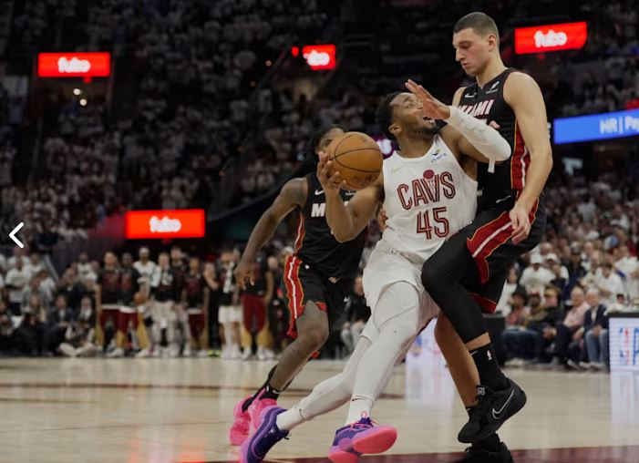 23042025-nba-playoff-game-clevelend-miami